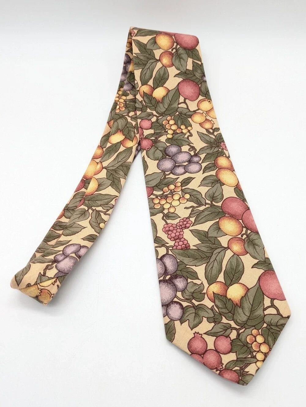 Vintage Van Heusen Cream Green Berry Fruit Cotton Mens Tie